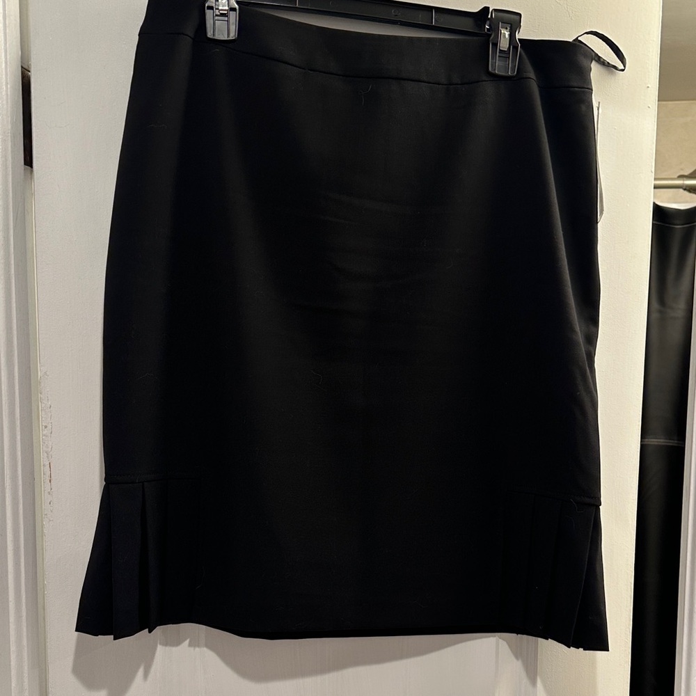 Tahari Size 12 NWT Black Pencil Skirt with pleated sides - Picture 6 of 7